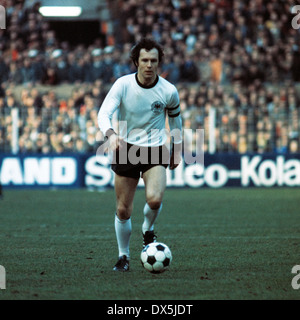 Fußball, Europameisterschaft, 1976, Qualifikation, Gruppe 8, Bein, Westfalen Stadion Dortmund, Deutschland gegen Malta 8:0, Szene des Spiels, Franz Beckenbauer (DEU) in Ballbesitz zurück Stockfoto