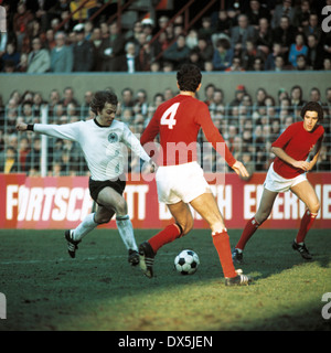 Fußball, Europameisterschaft, 1976, Qualifikation, Gruppe 8, Bein, Westfalen Stadion Dortmund, Deutschland gegen Malta 8:0, Szene des Spiels, Bernard Dietz (DEU) auf das Tor schießen zurück Stockfoto