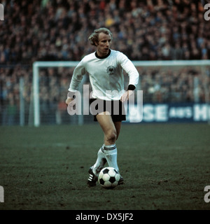 Fußball, Europameisterschaft, 1976, Qualifikation, Gruppe 8, Bein, Westfalen Stadion Dortmund, Deutschland gegen Malta 8:0, Szene des Spiels, Berti Vogts (DEU) in Ballbesitz zurück Stockfoto