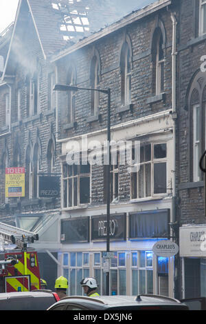 Blick auf einem Feuer beschädigt Restaurant in Harrogate, mit Feuer-Crew noch in Anwesenheit. Stockfoto