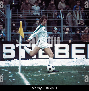 Fußball, Bundesliga, 1975/1976, Stadion bin Boekelberg, Borussia Moenchengladbach gegen Hamburger SV 1:1, Szene des Spiels, Eckball von Rainer Bonhof (MG) Stockfoto