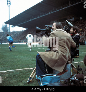 Fußball, Bundesliga, 1975/1976, Stadion bin Boekelberg, Borussia Moenchengladbach gegen Hamburger SV 1:1, Medien, Presse, Fernsehen, zwei Camerapersons an der Seitenlinie Stockfoto