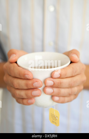 Man Betrieb Teetasse mit warmen Tee, Nahaufnahme Stockfoto