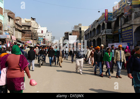 Belebten Straße und Anhänger vor goldenen Tempel in Amritsar. Geschäfte auf beiden Seiten und Menschen zu Fuß, auf belebten Straße Stockfoto