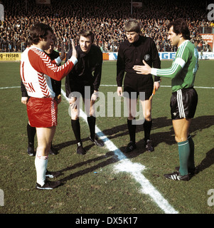 Fußball, Bundesliga, 1975/1976, Georg Melches Stadium, Rot Weiss Essen vs. Hamburger SV 1:1, willkommen, Teamleiter Willi Lippens (RWE links) und Georg Volkert (HSV), hinter Schiedsrichter Juergen Messmer und Assistenten Stockfoto