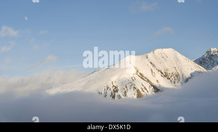 Verschneiten Gipfel über den Wolken von Envalira Pass, Pas De La Casa in Andorra. Stockfoto