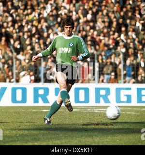 Fußball, Bundesliga, 1975/1976, Georg Melches Stadium, Rot Weiss Essen vs. Hamburger SV 1:1, Szene des Spiels, Ole Bjoernmose (HSV) Stockfoto