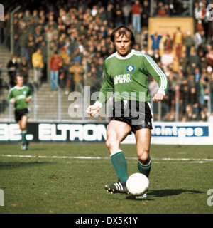 Fußball, Bundesliga, 1975/1976, Georg Melches Stadium, Rot Weiss Essen vs. Hamburger SV 1:1, Szene des Spiels, Klaus Zaczyk (HSV) Stockfoto