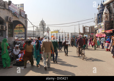 Belebten Straße und Anhänger vor goldenen Tempel in Amritsar. Geschäfte auf beiden Seiten und Menschen zu Fuß, auf belebten Straße Stockfoto