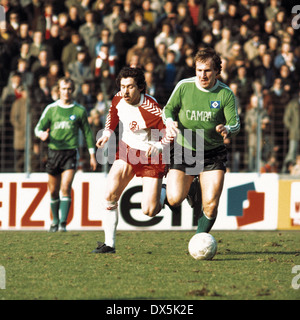 Fußball, Bundesliga, 1975/1976, Georg Melches Stadium, Rot Weiss Essen vs. Hamburger SV 1:1, Szene des Spiels, Dieter Bast (RWE) links und Hans Ettmayer (HSV) Stockfoto