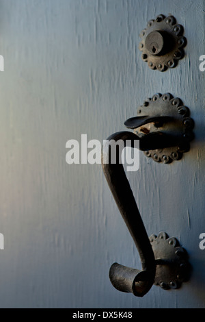 Reich verzierte eiserne Griff Detail auf blaue Tür, Nahaufnahme Stockfoto