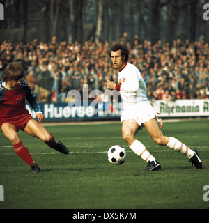 Fußball, Bundesliga, 1975/1976, Grotenburg Stadion, FC Bayer 05 Uerdingen vs. Fortuna Düsseldorf 2:0, Szene des Spiels, Norbert Brinkmann (05) links und Jan Mattsson (Fortuna) Stockfoto