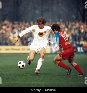 Fußball, Bundesliga, 1975/1976, Grotenburg Stadion, FC Bayer 05 Uerdingen vs. Fortuna Düsseldorf 2:0, Szene des Spiels, Reiner Geye (Fortuna) und ein Spieler Uerdingen Stockfoto