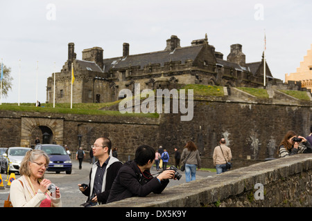 Touristen auf dem Unterteil des Stirling Castle in Schottland, ein königliches Schloss. Neben Parkplatz und Eingang weiter oben Stockfoto