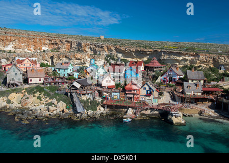 Popeye Village auch bekannt als Sweethaven Village, Anchor Bay in der Nähe von Mellieha, Malta. Stockfoto