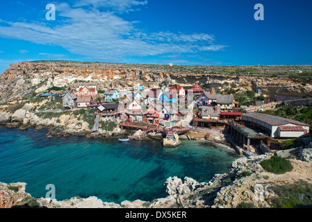 Popeye Village auch bekannt als Sweethaven Village, Anchor Bay in der Nähe von Mellieha, Malta. Stockfoto