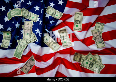 US-Flagge mit Dollar Stockfoto