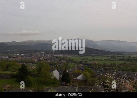 Blick auf Wallace Monument und die umliegenden Gebiete von den Höhen der Stirling Castle, einschließlich Häuser unten und Hügel Stockfoto