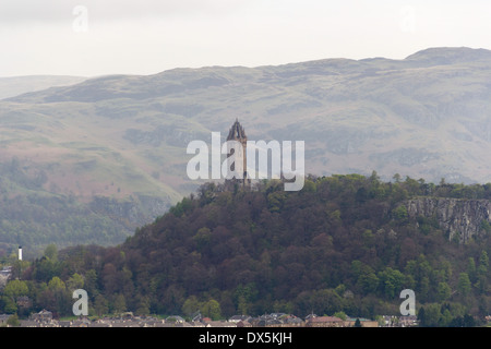 Blick auf Wallace Monument von den Höhen des Stirling Castle in der Nähe von Stirling in Schottland. Umgeben von viel Grün und Bäumen. Stockfoto