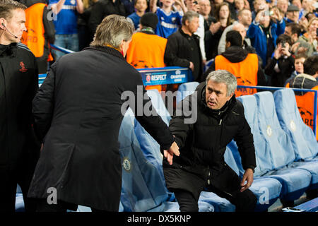 London, UK. 18. März 2014. Chelseas Manager Jose MOURINHO schüttelt Hände mit Galatasaray Manager Roberto MANCINI, bevor das Rückspiel der UEFA Champions League Runde der 16 Spiel zwischen Chelsea und Galatasaray von Stamford Bridge. Bildnachweis: Aktion Plus Sport/Alamy Live-Nachrichten Stockfoto