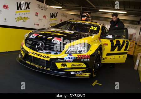 Donington UK. 18. März 2014. Wix Racing wird Endkontrolle auf Adam Morgan Mercedes A-Klasse während der BTCC Medientag © Gergo Toth Stockfoto