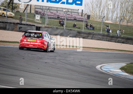 Donington Park, UK. 18. März 2014. Matt Neal treibt seine Honda Civic Tourer während der BTCC Medientag © Gergo Toth/Alamy Stockfoto