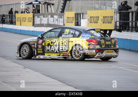 Donington Park, UK. 18. März 2014. Chris Stockton verlässt die Grube in seinem Chevrolet Cruze © Gergo Toth/Alamy Live-Nachrichten Stockfoto