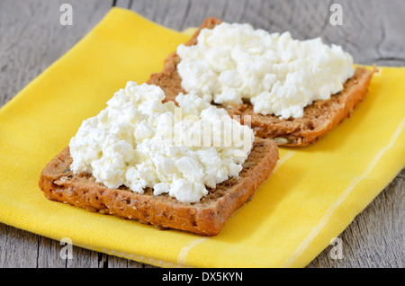 Brot mit Quark auf gelbe Küche Serviette Stockfoto