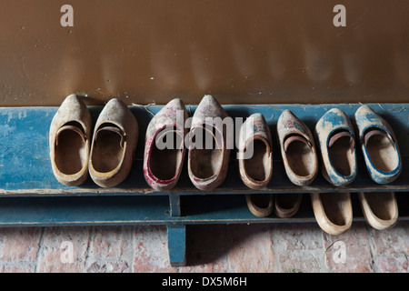 Eine Darstellung der Holzschuhe für Kinder in der Schule an das Zuiderzeemuseum in Enkhuizen, Nordholland, Niederlande. Stockfoto