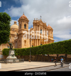 NOTO-Juni 1,2010: Castel Dom - renovierte barocke Kathedrale in der alten Stadt Noto, Sizilien, Italien Stockfoto