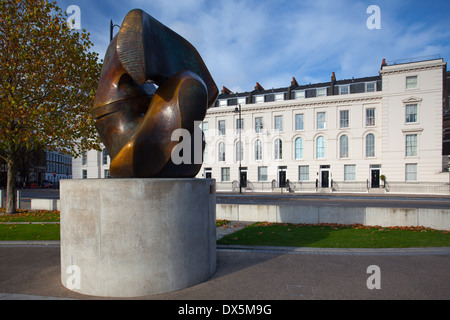 LONDON-NOVEMBER 18: Verriegelung Stück Plastik auf Londons Millbank von Bildhauer Henry Moore am November 18,2012 Stockfoto