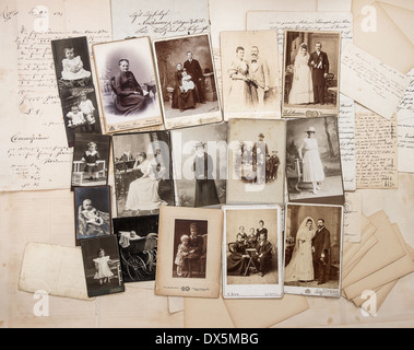 alte Briefe und alte Familienfotos. Eltern, Großvater; Großmutter; Kinder. nostalgische Vintage Bilder ab ca. 1900 Stockfoto