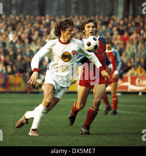 Fußball, Bundesliga, 1975/1976, Grotenburg Stadion, FC Bayer 05 Uerdingen vs. Fortuna Düsseldorf 2:0, Szene des Spiels, Reiner Geye (Fortuna) links und Edmund Stieber (05) Stockfoto