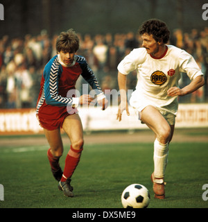 Fußball, Bundesliga, 1975/1976, Grotenburg Stadion, FC Bayer 05 Uerdingen vs. Fortuna Düsseldorf 2:0, Szene des Spiels, Norbert Brinkmann (05) links und Gerd Zimmermann (Fortuna) Stockfoto