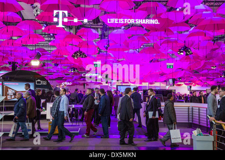 CeBIT Computer Messe 2014, Deutsche Telekom, Stand der Deutschen Telekom, Hunderte von rosa Schirme bilden ein Dach über der vorherigen Stockfoto