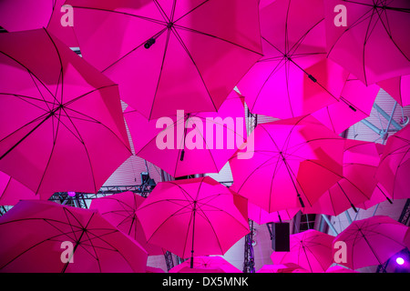 CeBIT Computer Messe 2014, Deutsche Telekom, Stand der Deutschen Telekom, Hunderte von rosa Schirme bilden ein Dach über der vorherigen Stockfoto
