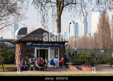 Island Gardens Cafe mit Canary Wharf im Hintergrund, Isle of Dogs, London Stockfoto