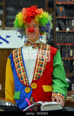 Eine religiöse jüdische Jüngling in einem lustigen Kostüm am Morgengebet an Purim in Crown Heights, Brooklyn, New York Stockfoto