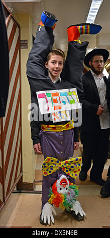 Einen religiösen jüdischen jungen Mann ein lustiges Kostüm mit hebräischer Schrift auf Purim in Crown Heights, Brooklyn, New York Stockfoto