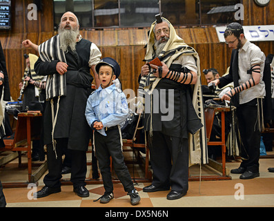 Einem religiösen jüdischen Jungen in ein Kostüm am Morgen Dienstleistungen an Purim in Crown Heights, Brooklyn, New York Stockfoto