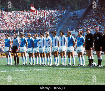 Fußball, DFB-Pokal 1975/1976, Finale, Waldstadion Frankfurt Am Main, Hamburger SV vs. 1. FC Kaiserslautern 2:0, team-Schuss HSV, v.l.n.r.: Peter Nogly, Keeper Rudolf Kargus, Manfred Kaltz, Horst Blankenburg, Willi Reimann, Georg Volkert, Caspar Memering, O Stockfoto