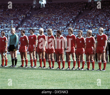 Fußball, DFB-Pokal 1975/1976, Finale, Waldstadion Frankfurt Am Main, Hamburger SV vs. 1. FC Kaiserslautern 2:0, geschossen Team Kaiserslautern, v.l.n.r.: Ernst Diehl, Keeper Ronnie Hellstroem, Reinhard Meier, Heinz Stickel, Klaus Scheer, Walter Frosch, Hans-Gu Stockfoto