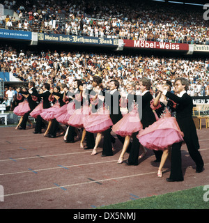 Fußball, DFB-Pokal 1975/1976, Finale, Waldstadion Frankfurt Am Main, Hamburger SV vs. 1. FC Kaiserslautern 2:0, show Veranstaltung vor dem Spiel, Tanzgruppe, Bildung, tanzen Stockfoto