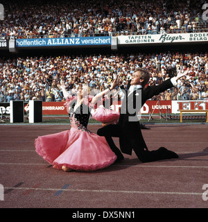 Fußball, DFB-Pokal 1975/1976, Finale, Waldstadion Frankfurt Am Main, Hamburger SV vs. 1. FC Kaiserslautern 2:0, show Veranstaltung vor dem Spiel, Tanzgruppe, Bildung, tanzen Stockfoto