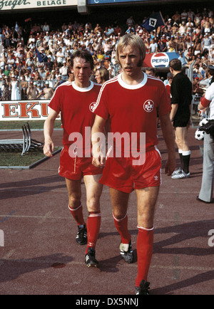 Fußball, DFB-Pokal 1975/1976, Finale, Waldstadion Frankfurt Am Main, Hamburger SV vs. 1. FC Kaiserslautern 2:0, einfahren, zurück zu der zweiten Hälfte, Werner Melzer (FCK) links und Klaus Scheer (FCK) Stockfoto