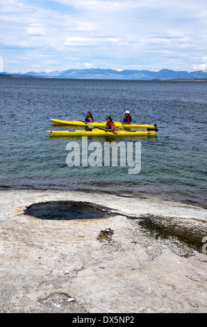 2 Kajaks auf West Thumb Arm des Yellowstone Lake vor große Kegel Stockfoto