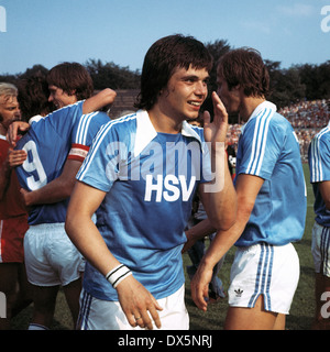 Fußball, DFB-Pokal 1975/1976, Finale, Waldstadion Frankfurt Am Main, Hamburger SV vs. 1. FC Kaiserslautern 2:0, Ende des Spiels, HSV ist der deutsche Pokalsieger, Jubel, vor Peter Hidien, hinterließ Peter Nogly, richtige Manfred Kaltz Stockfoto