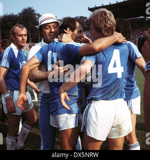 Fußball, DFB-Pokal 1975/1976, Finale, Waldstadion Frankfurt Am Main, Hamburger SV vs. 1. FC Kaiserslautern 2:0, Ende des Spiels, HSV ist der deutsche Pokalsieger, Jubel, v.l.n.r.: Horst Blankenburg, Co-Trainer Arkoc Oezcan, Georg Volkert, Caspar Mem Stockfoto