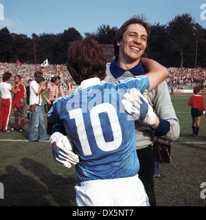 Fußball, DFB-Pokal 1975/1976, Finale, Waldstadion Frankfurt Am Main, Hamburger SV vs. 1. FC Kaiserslautern 2:0, Ende des Spiels, HSV ist der deutsche Pokalsieger, Jubel, Keeper Rudolf Kargus umarmt einen Mitspieler Stockfoto