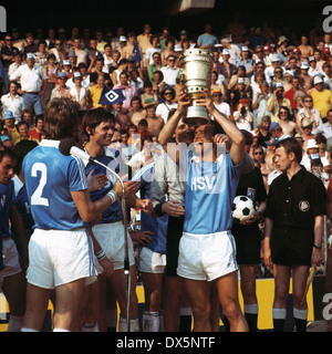 Fußball, DFB-Pokal 1975/1976, Finale, Waldstadion Frankfurt Am Main, Hamburger SV vs. 1. FC Kaiserslautern 2:0, HSV ist Deutscher Pokalsieger, Siegerehrung, Tasse empfangen, Jubel, v.l.n.r.: Manfred Kaltz (Nr. 2), Peter Nogly, Keeper Rudolf Kargus (c Stockfoto